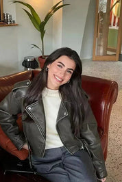 Serena dames bikerjack – korte moderne jas met ritsdetails en ceintuur