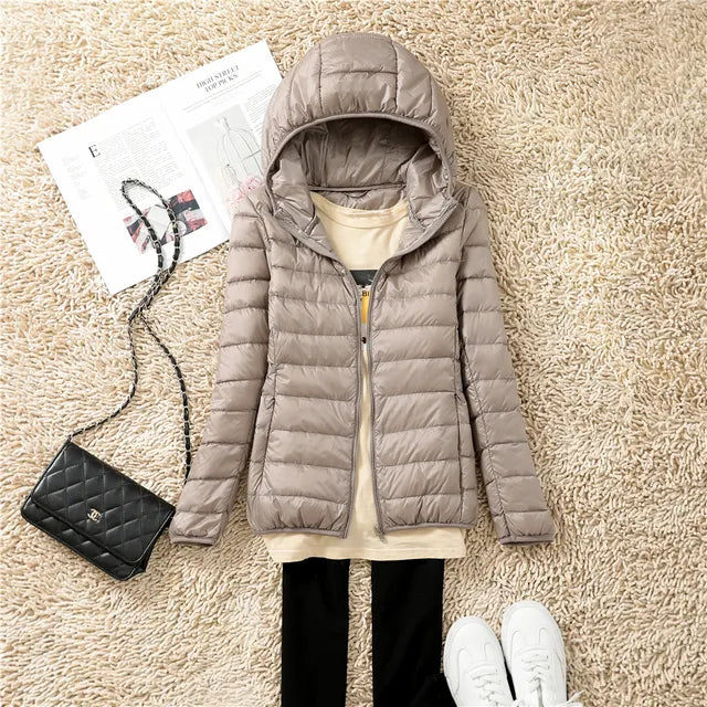 Livia Jas | Superlichte Dames Donzen Jas met Kap en Compact Design