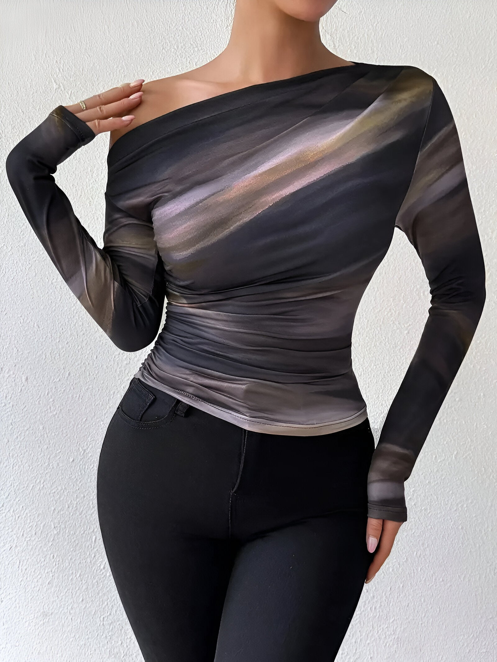 Elena Marble Top | Dames T-shirt met Asymmetrische Halslijn en Uniek Marmerkleurig Plooieffect