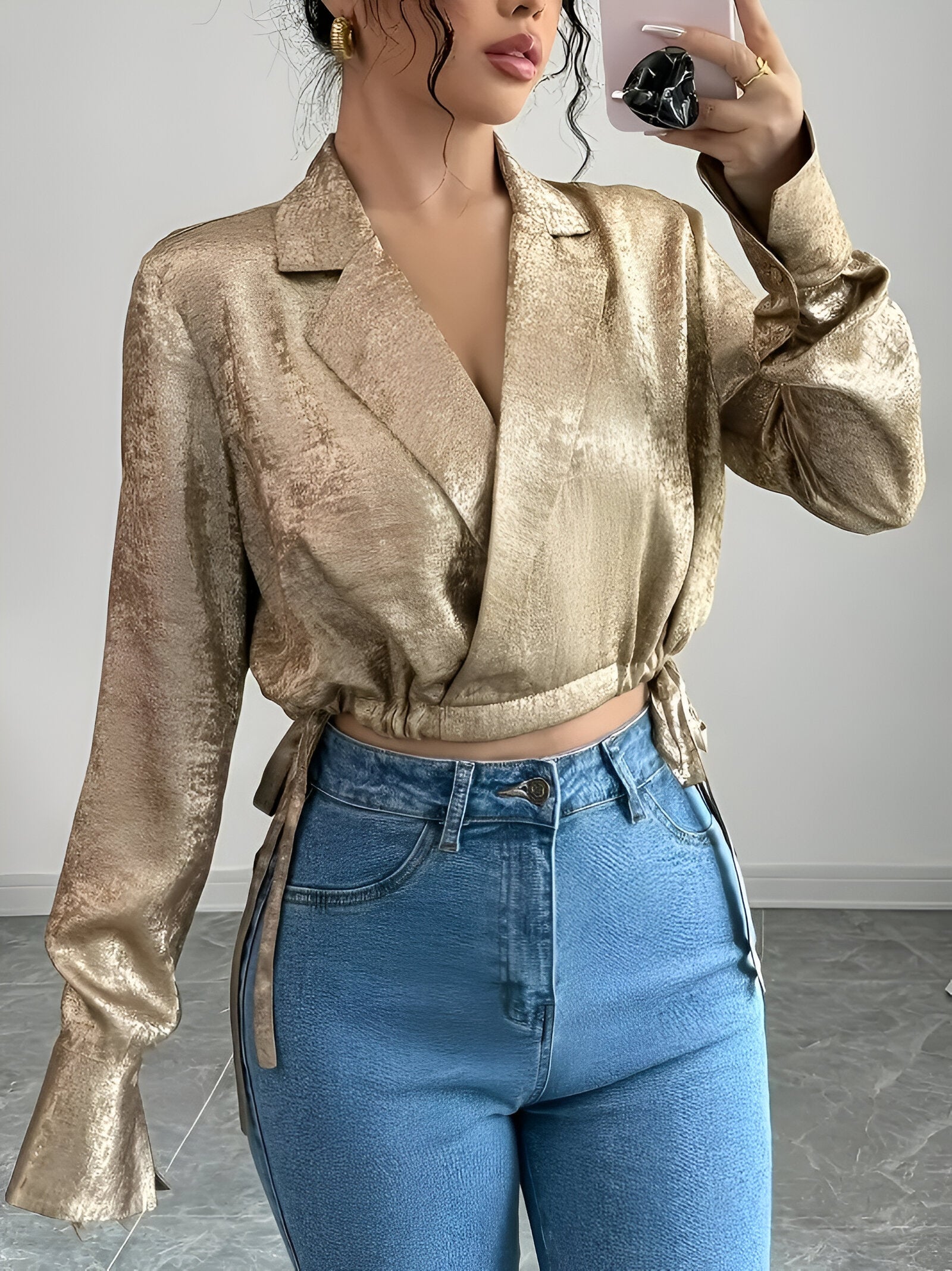 Bess Blouse | Gouden Blouse met Revers, Trekkoord Taille en Lange Mouwen