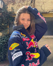 Rafaella Red Bull Racing jas unisex – oversized streetwear jack met sponsorlogo’s