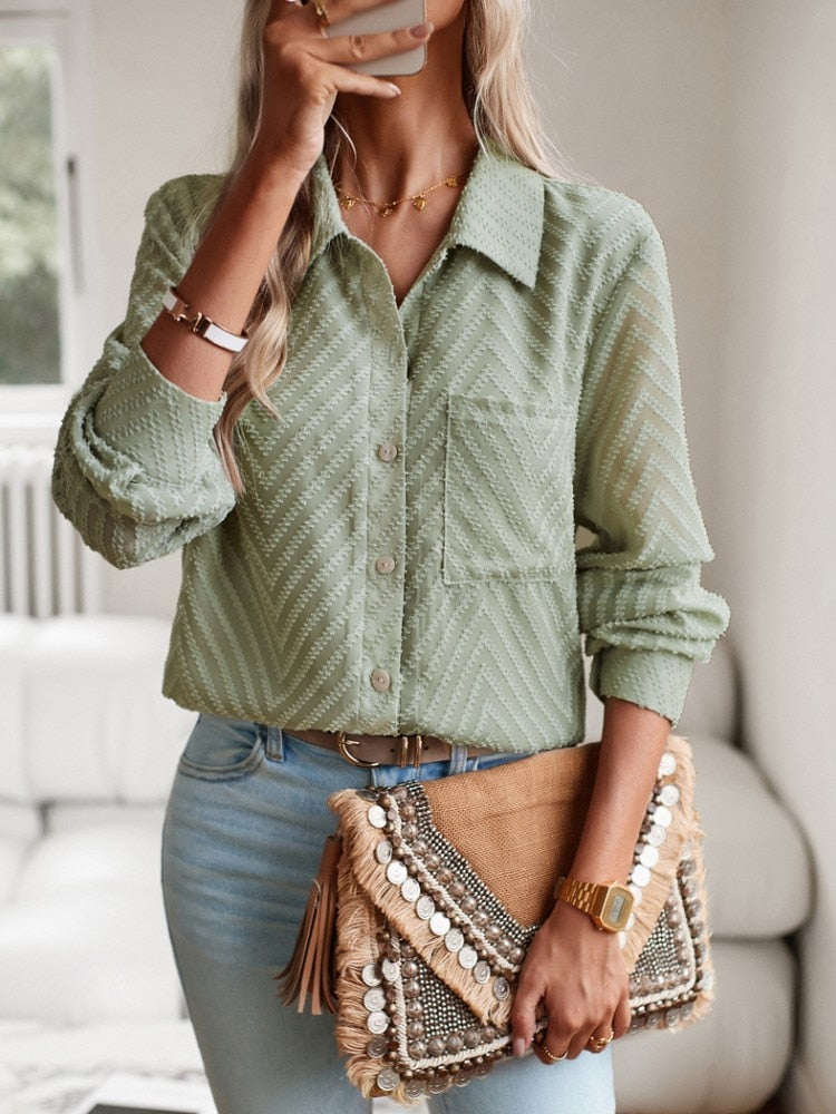 Aaltsje Blouse | Klassieke Damesblouse met Kraag, Borstzak en Knoopsluiting in Groen