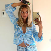 Aurora Cloud Blouse | Damesblouse met Dromerige Wolkenprint, Flatterende V-Hals en Charmant Strikdetail