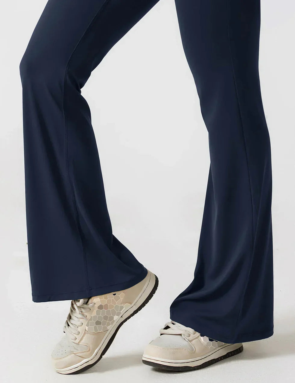 Elena Jumpsuit | Flared Dames Jumpsuit met V-Rug en Shaping Effect