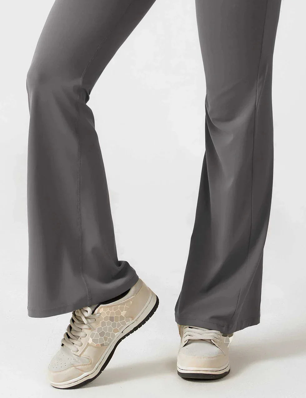 Elena Jumpsuit | Trendy Jumpsuit met Flared Broek, Scrunch-Detail en Diepe V-Rug