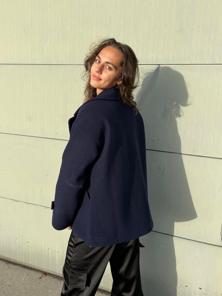 Aranka Jacket | Kort Damesjasje met Brede Revers en Dubbele Knoopsluiting