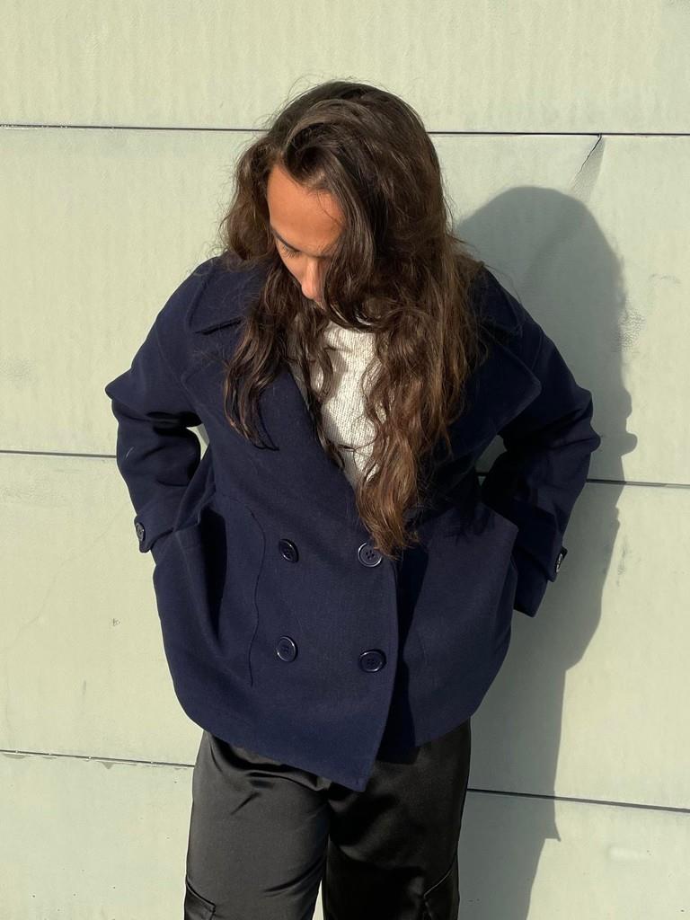 Aranka Jacket | Kort Damesjasje met Brede Revers en Dubbele Knoopsluiting