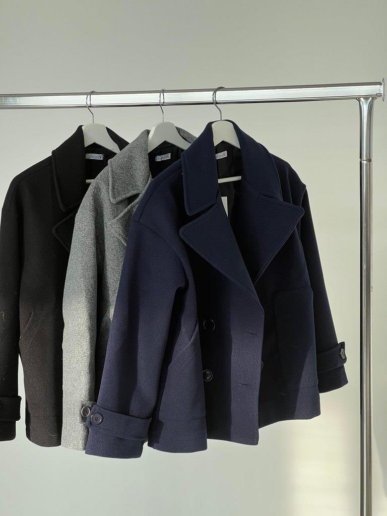 Aranka Jacket | Kort Damesjasje met Brede Revers en Dubbele Knoopsluiting