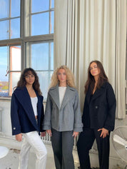 Aranka Jacket | Kort Damesjasje met Brede Revers en Dubbele Knoopsluiting