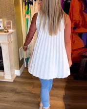 Lucia Blouse | Mouwloze Zomerblouse met V-Hals, Losse Pasvorm en Plooiachterkant