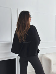 Luciana Jas | Elegante Batwing Cloak Top met Riem en Opstaande Kraag
