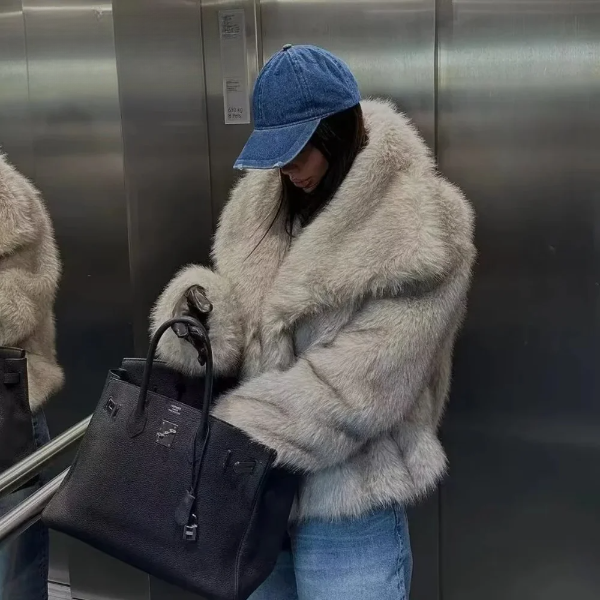 Ainsley Bontjas | Elegante Imitatiebontjas met Oversized Kraag en Vrouwelijke Pasvorm