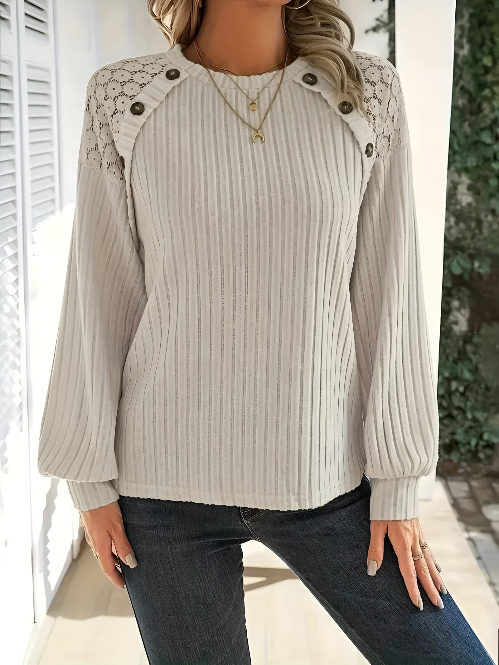 Elisa Lace Accent Sweatshirt | Dames Top met Verfijnde Kanten Details, Knoopaccenten en Zachte Gebreide Stof