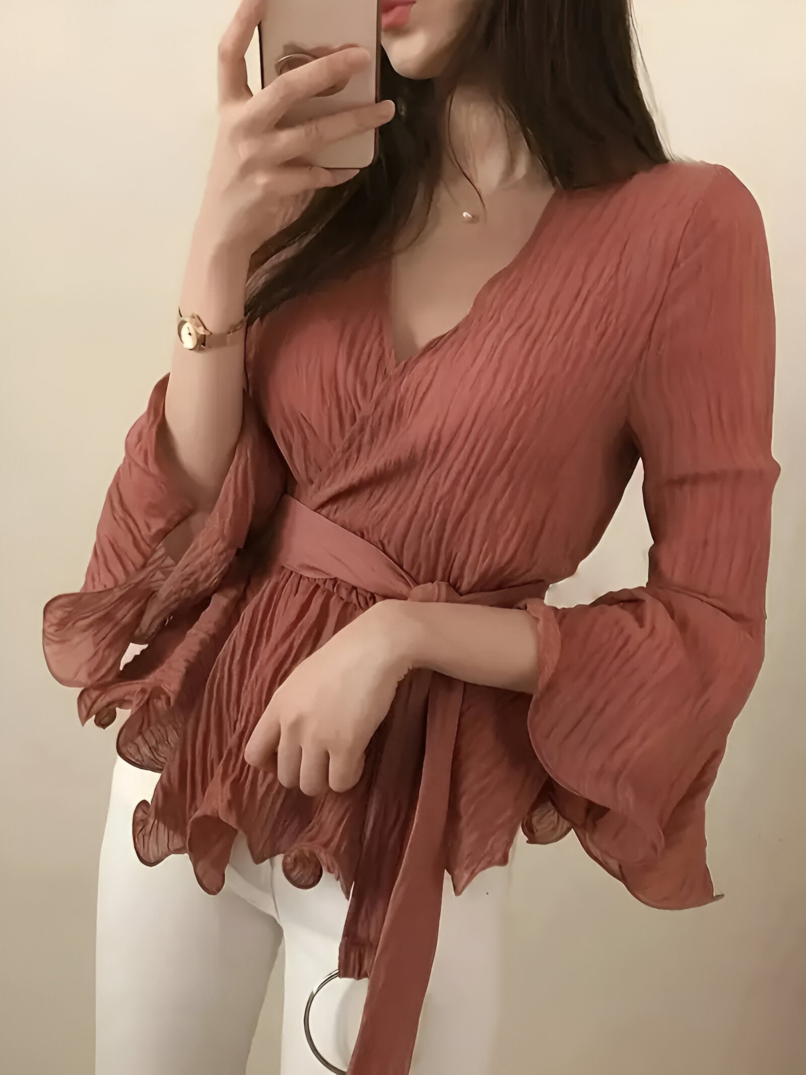 Bylle Blouse | Elegante Blouse met V-Hals, Strik en Zachte Ruches