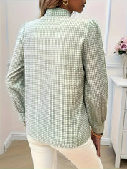 Brielle Blouse | Klassieke Ruitjesblouse met Strikdetail en Moderne Giletstijl