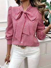 Brielle Blouse | Klassieke Ruitjesblouse met Strikdetail en Moderne Giletstijl