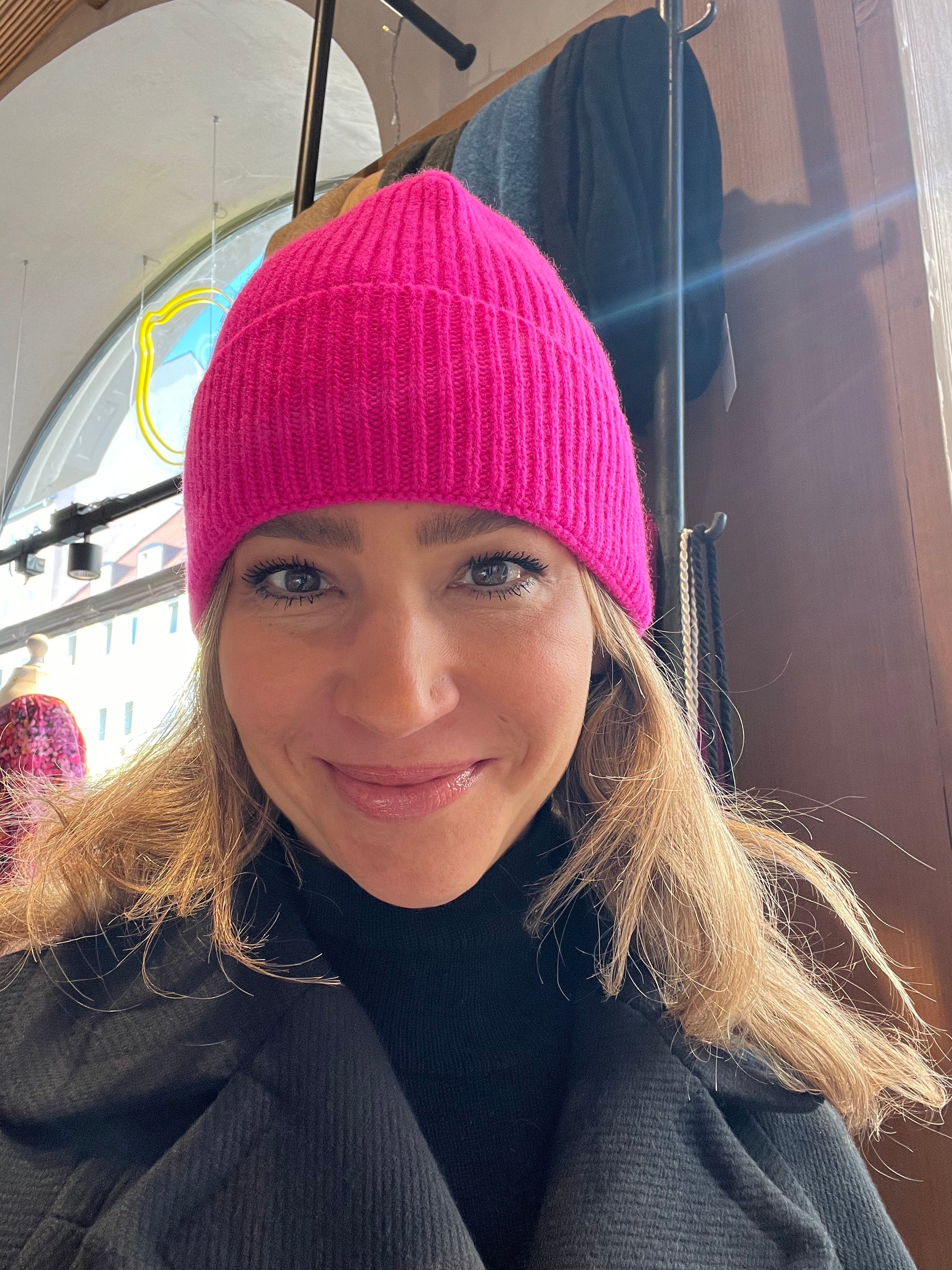 Serena Muts | Wol-Kasjmier Wintermuts in Neon Poppy Pink