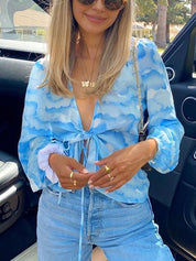 Aurora Cloud Blouse | Damesblouse met Dromerige Wolkenprint, Flatterende V-Hals en Charmant Strikdetail