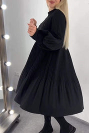 Adrienne Jurk | Plissé Buikbedekkende Jurk met Klokmouwen en Vrouwelijk Silhouet