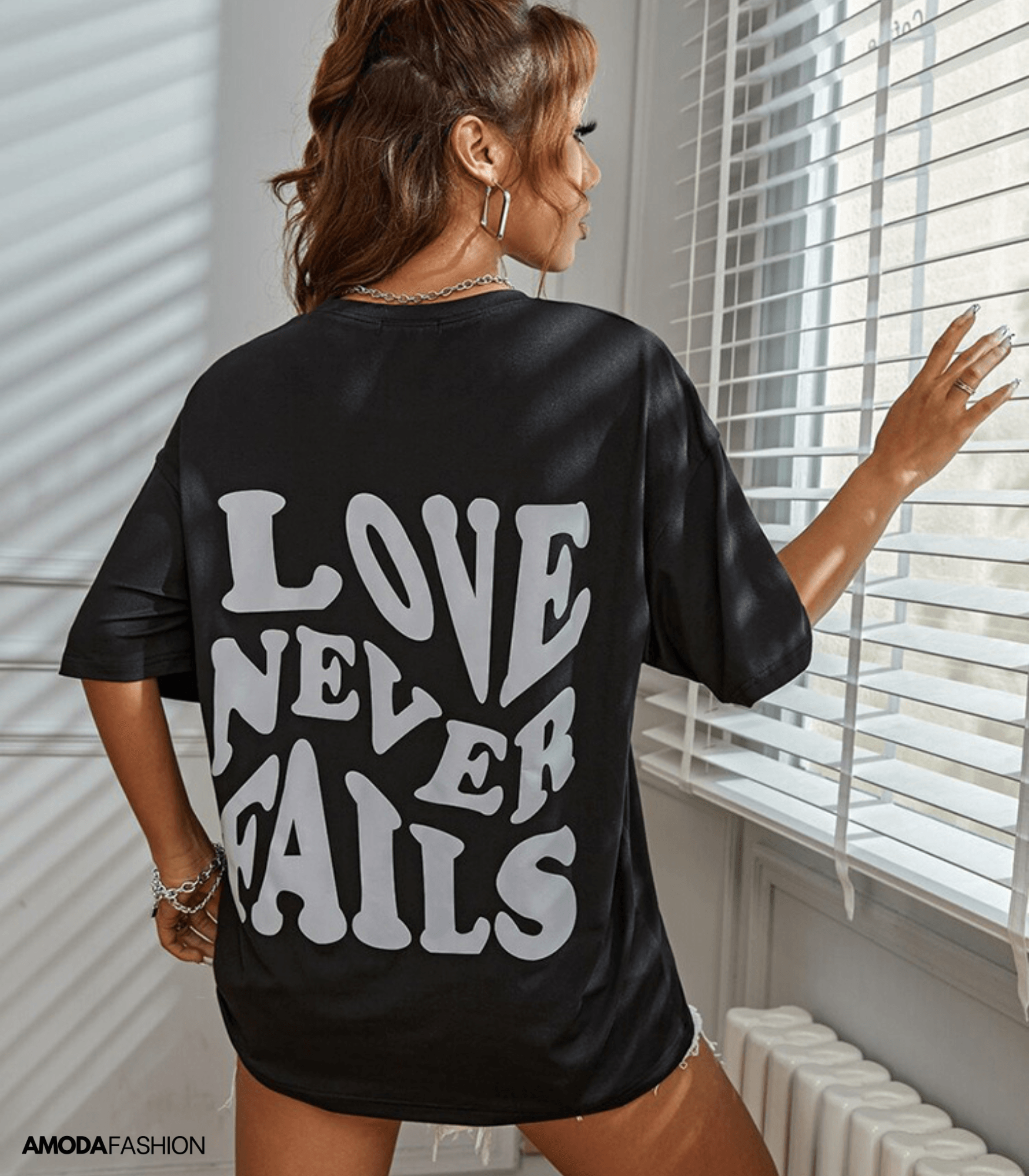 Aurora T-shirt | Comfortabel T-shirt met "Love Never Fails" Rugprint en Perfecte Pasvorm