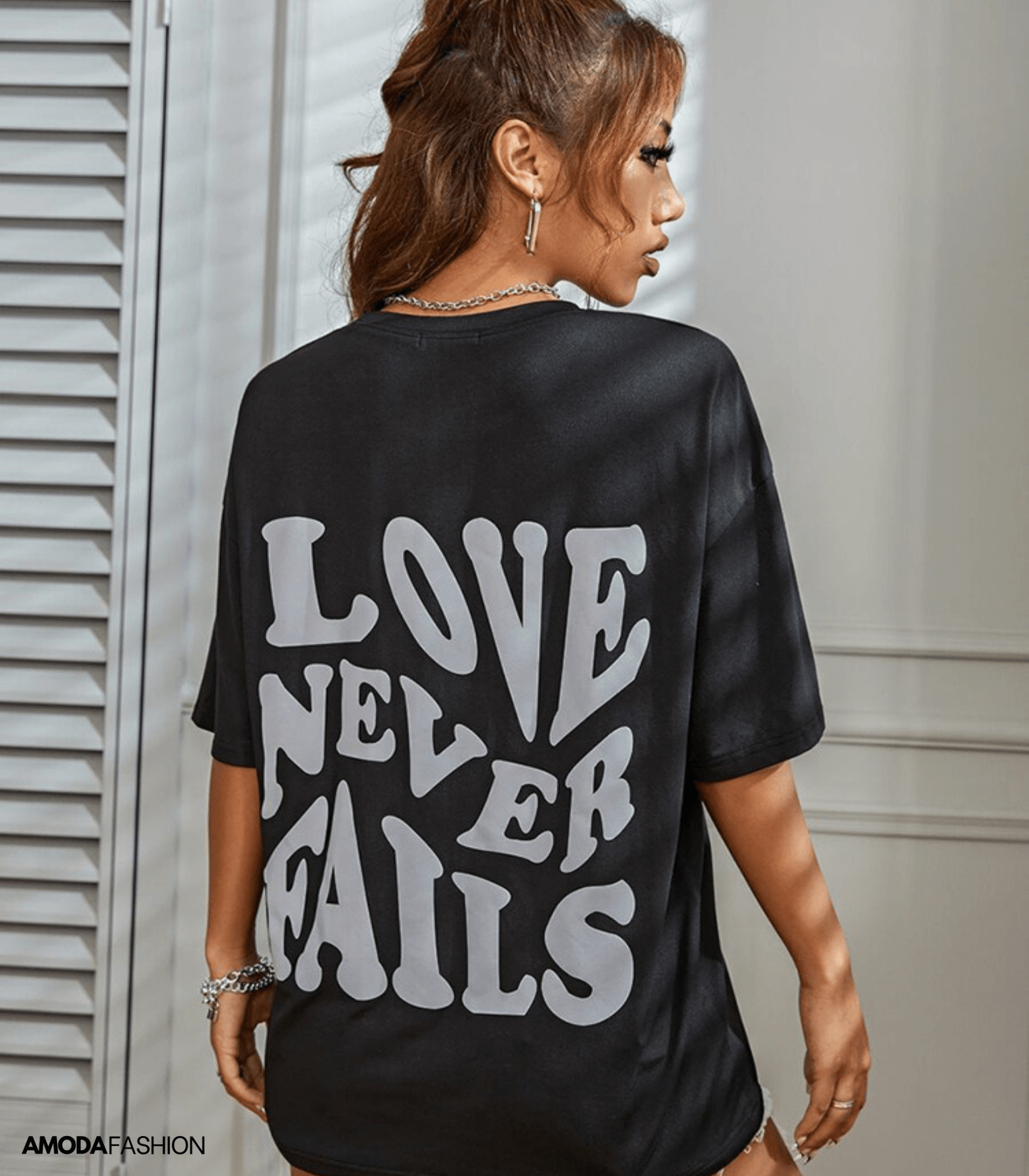 Aurora T-shirt | Comfortabel T-shirt met "Love Never Fails" Rugprint en Perfecte Pasvorm
