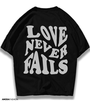 Aurora T-shirt | Comfortabel T-shirt met "Love Never Fails" Rugprint en Perfecte Pasvorm
