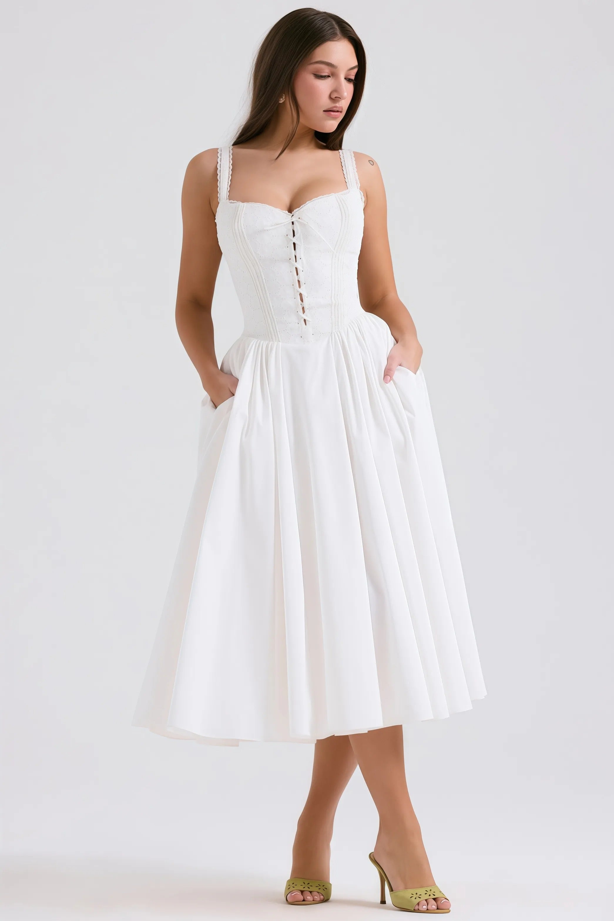Bianca Jurk | Witte Halter Midi-jurk met Kantdetails en Elegante Pasvorm