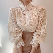 Clara Blouse | Elegante Kanten Damesblouse met Romantische Details en Vloeiende Pasvorm